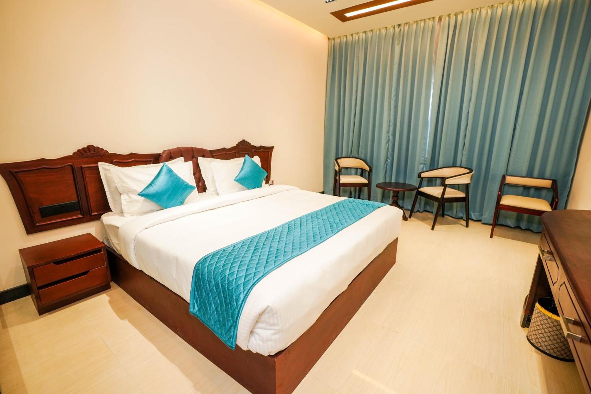 Blue Castle Hotel Thiruvananthapuram Ngoại thất bức ảnh