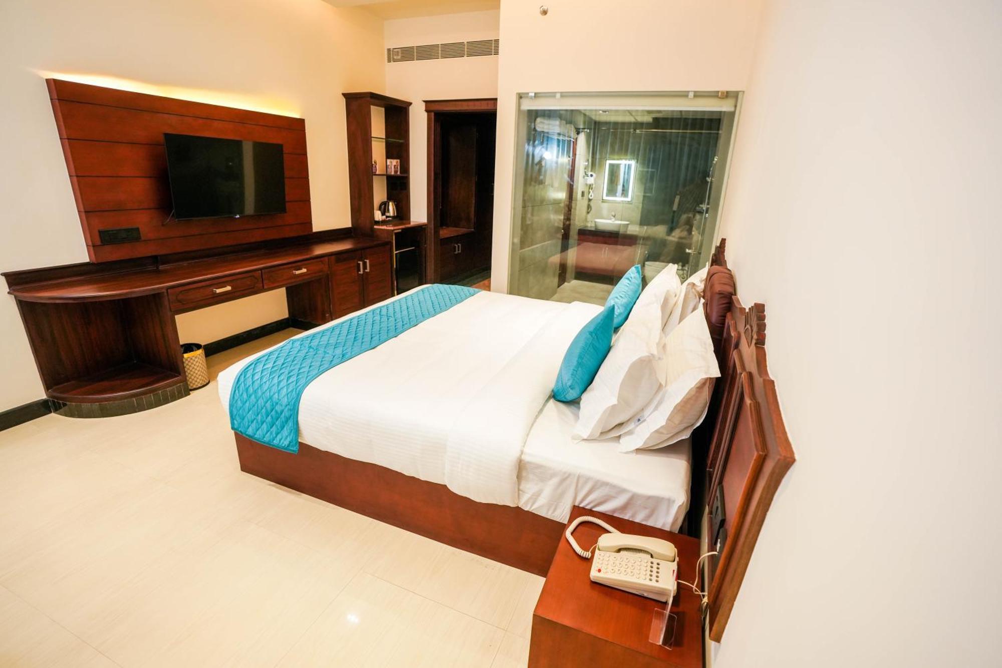 Blue Castle Hotel Thiruvananthapuram Ngoại thất bức ảnh