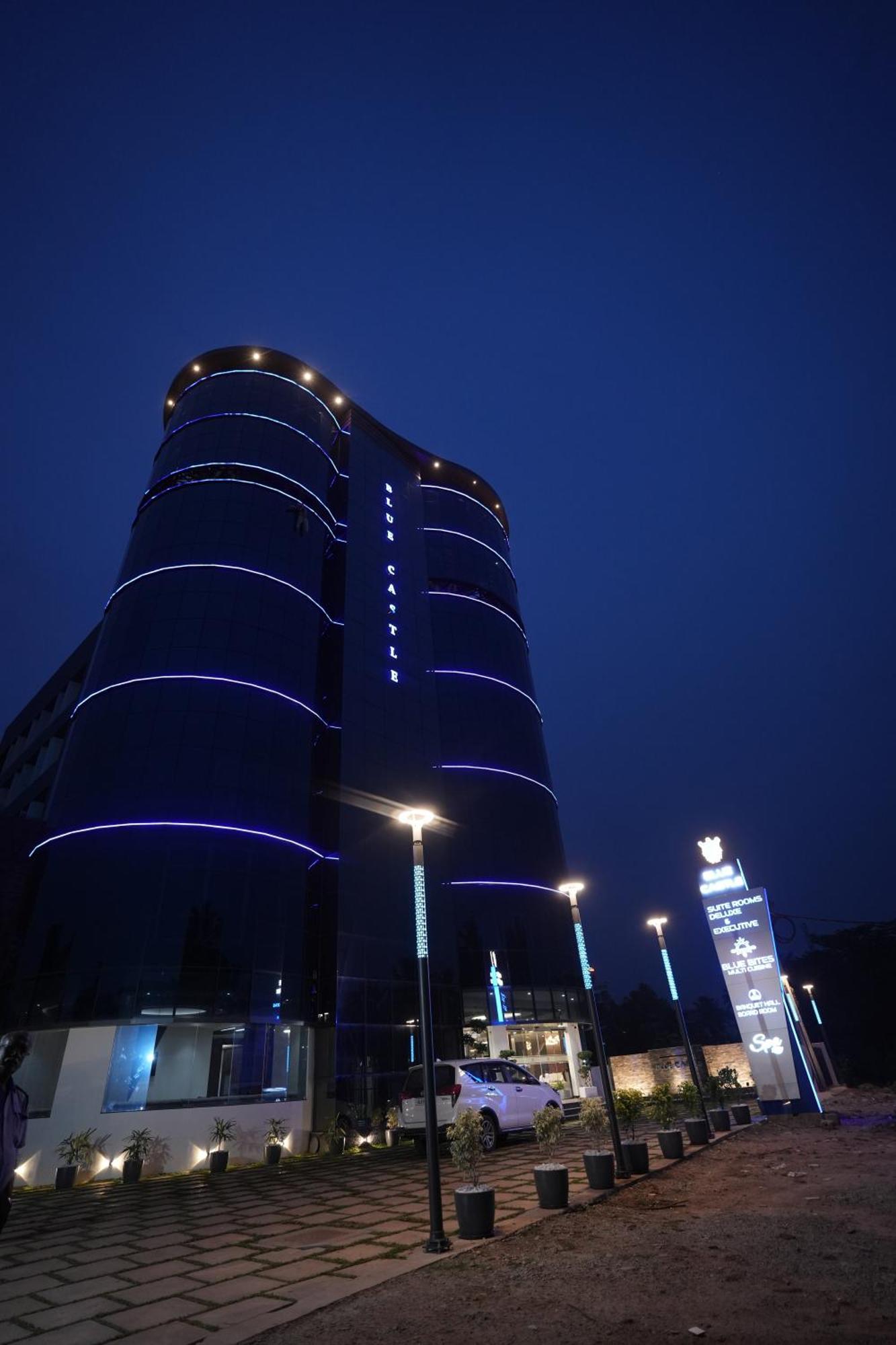 Blue Castle Hotel Thiruvananthapuram Ngoại thất bức ảnh