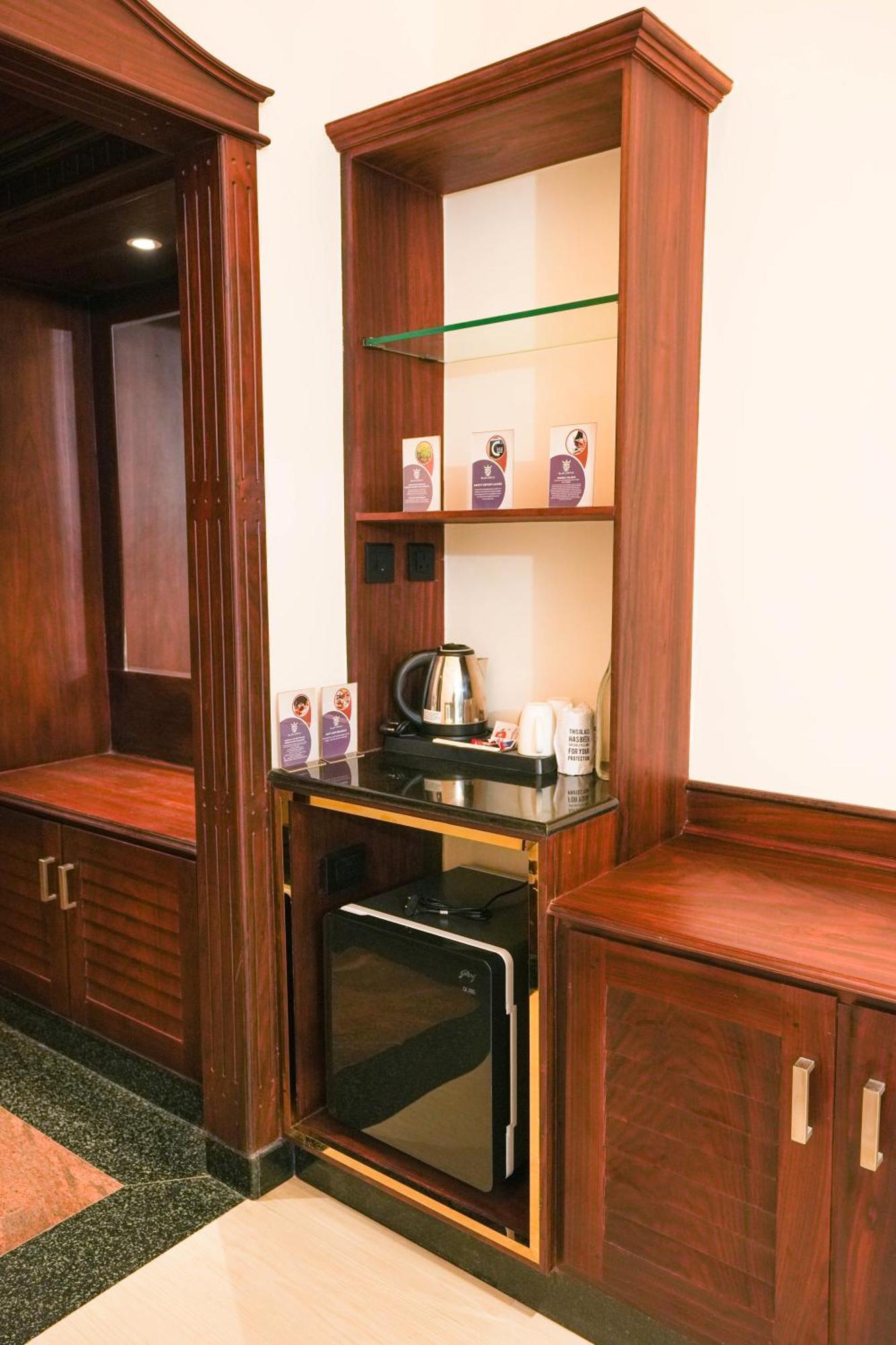 Blue Castle Hotel Thiruvananthapuram Ngoại thất bức ảnh