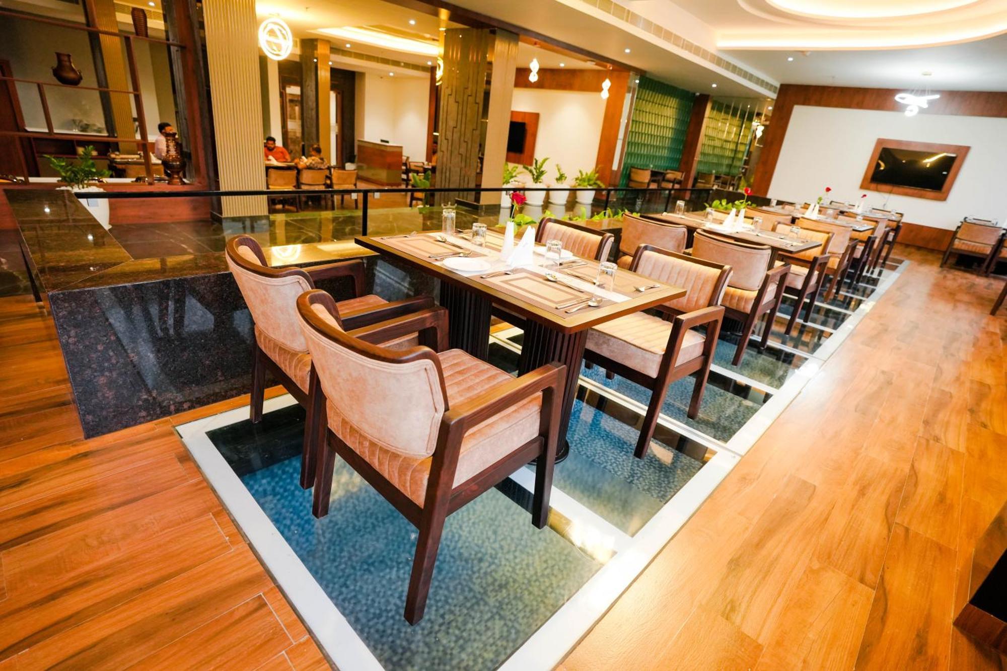 Blue Castle Hotel Thiruvananthapuram Ngoại thất bức ảnh