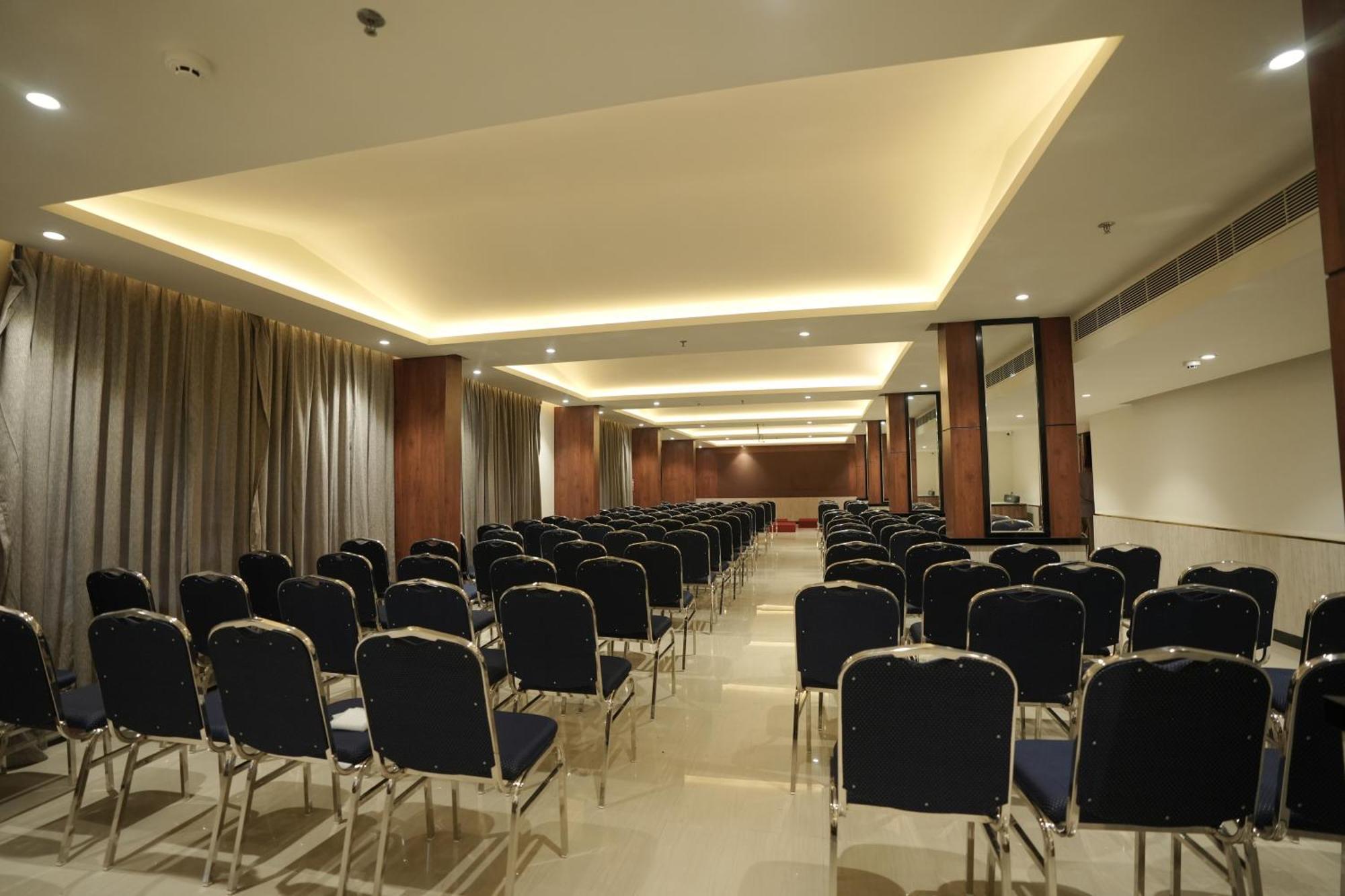 Blue Castle Hotel Thiruvananthapuram Ngoại thất bức ảnh